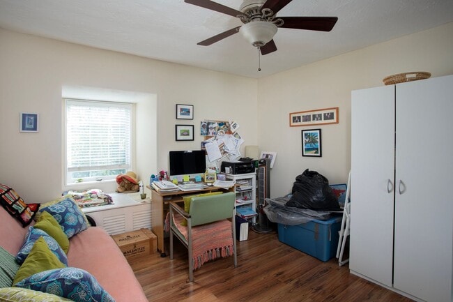 Building Photo - 3 Bedroom 1 bath and 2 half Baths with a g...
