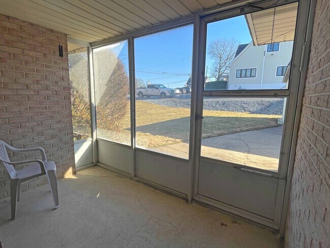 Building Photo - Three bedroom, two full bathrooms house in Enola