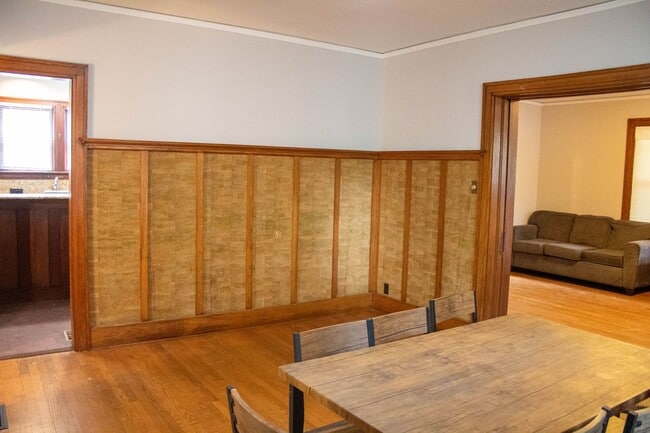 Building Photo - AVAILABLE FOR AUGUST 2026!  Large house near KRANNERT!