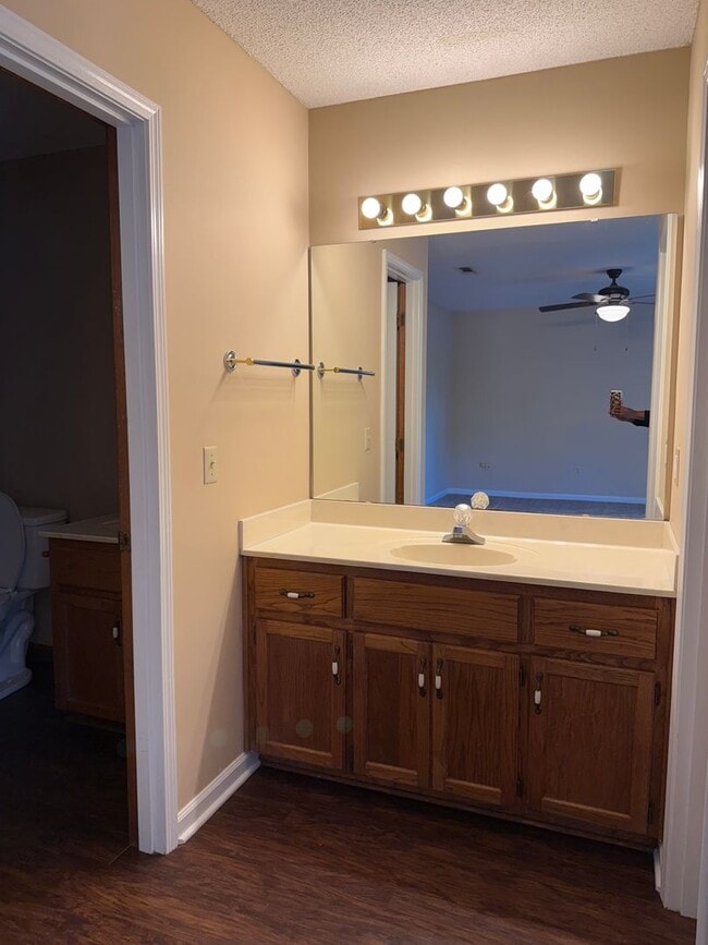 Building Photo - 156 Lakeside Dr