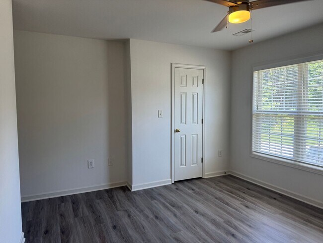 Building Photo - Three Bedroom Townhouse in Sherrills Ford with Bonus Room