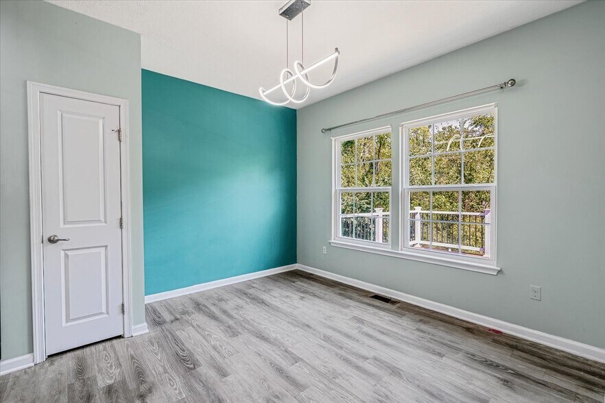 Building Photo - 8059 Hinsdale Ln