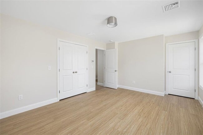 Building Photo - 237-237 Pequot Ave