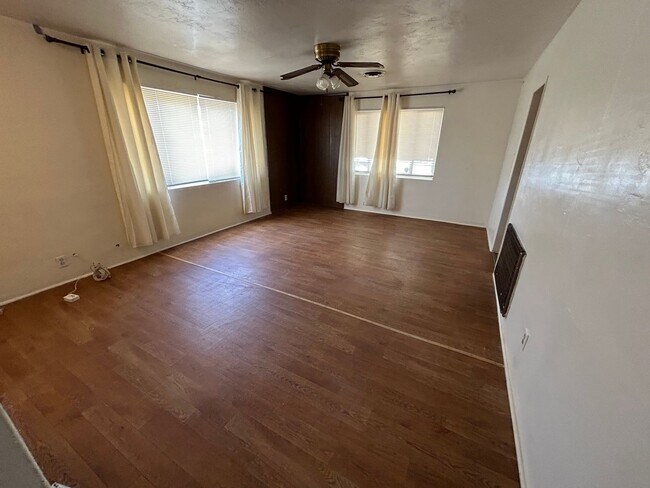Building Photo - Spacious 4 bedroom, 2 bathroom home locate...