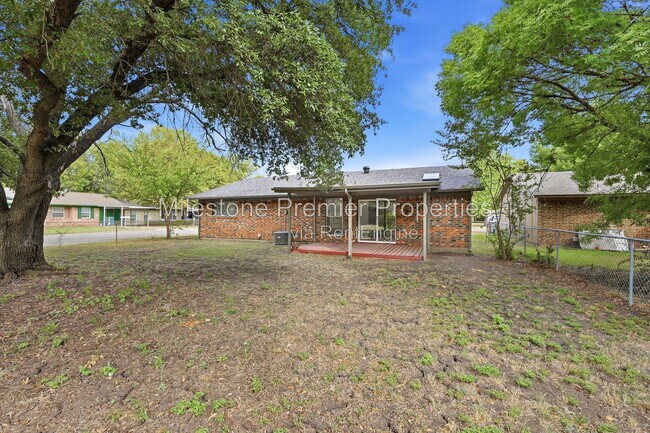 Building Photo - 1312 Churchill Way W