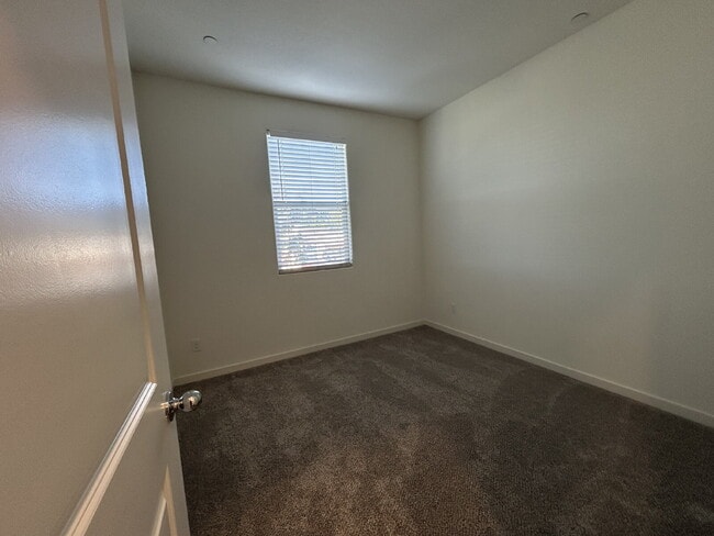 Building Photo - Fresh 3 Bed, 2 Bath Home - Close to shopping!