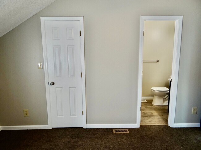 Building Photo - Rent Special w/ year lease- Beautifully Remodeled 2 Bed/2 Bath in Deer Creek @ Deerfield Surfside