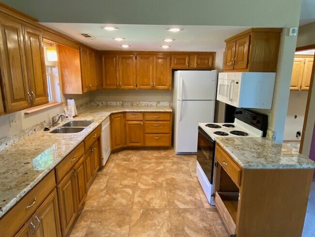 Building Photo - Adorable 2 Bedroom Home Near Downtown Rogers!
