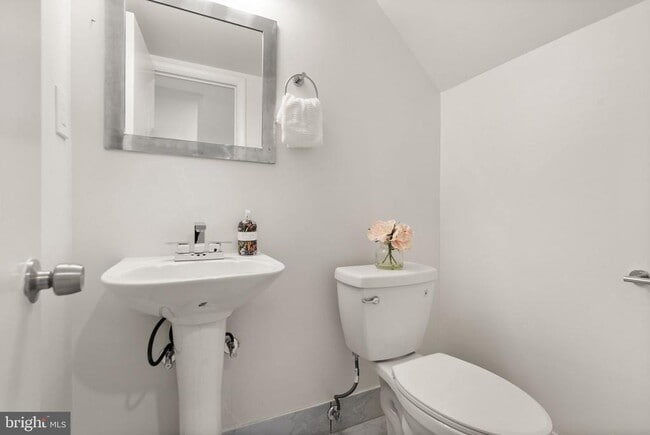 Building Photo - 1949 Kennedy Dr