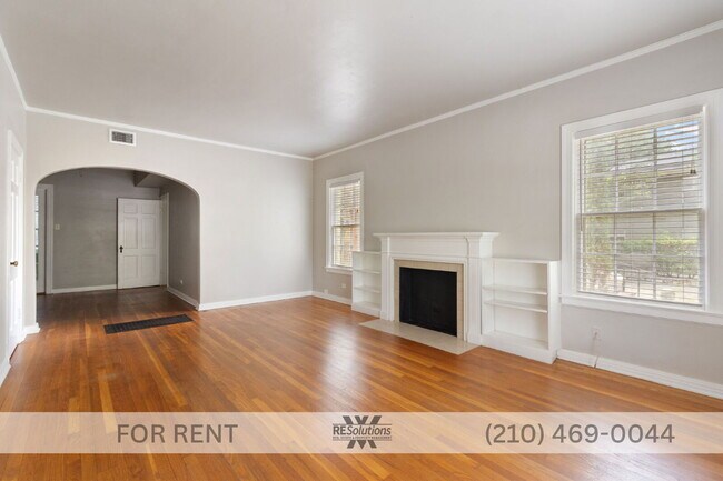 Building Photo - "Charming 2-Bedroom Retreat with Gleaming Hardwood Floors in Prime San Antonio Location!"