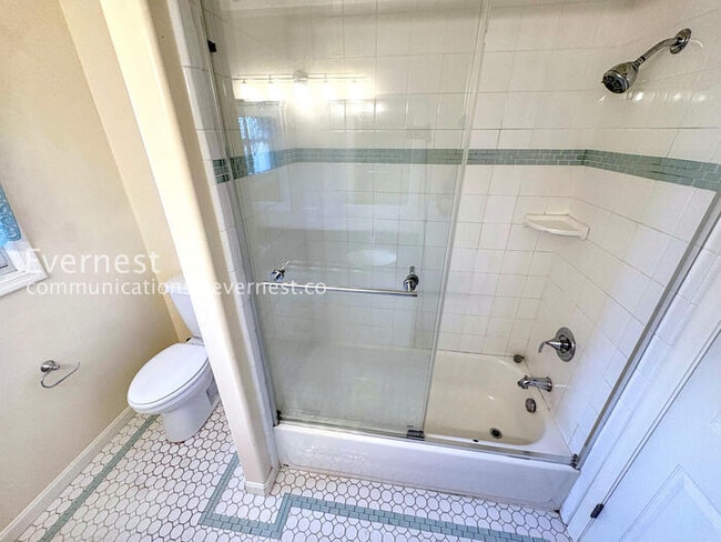 Building Photo - 537 Madison St