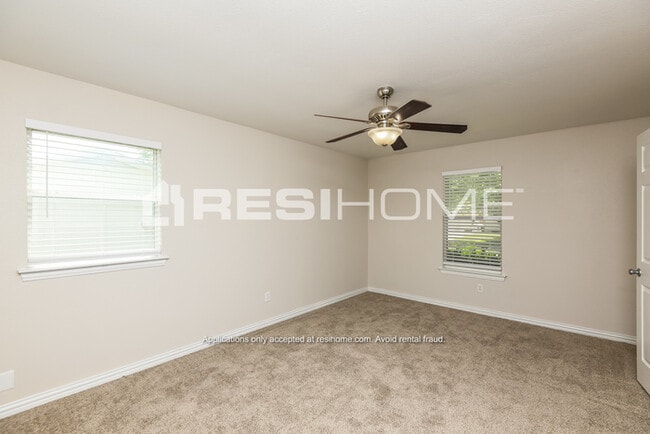 Building Photo - 521 Kemper Ave
