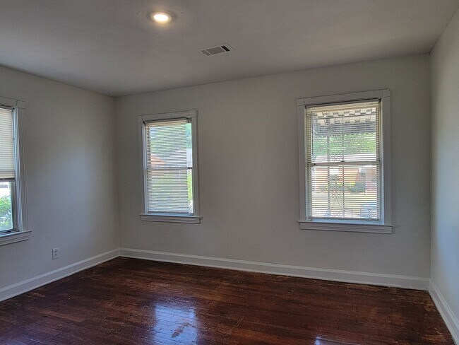 Building Photo - 3 Bedroom Brick Ranch on Basement/5 Min Drive to Downtown Atlanta