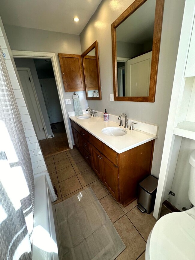 Building Photo - Charming Fully Furnished Bungalow Rental w...