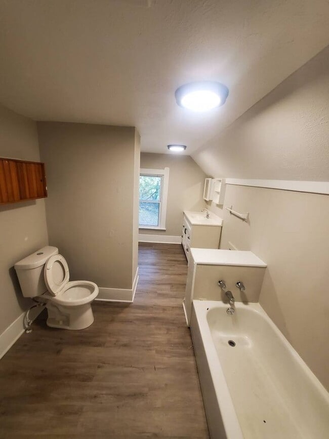 Building Photo - Charming 4-Bedroom Property in Prime Location