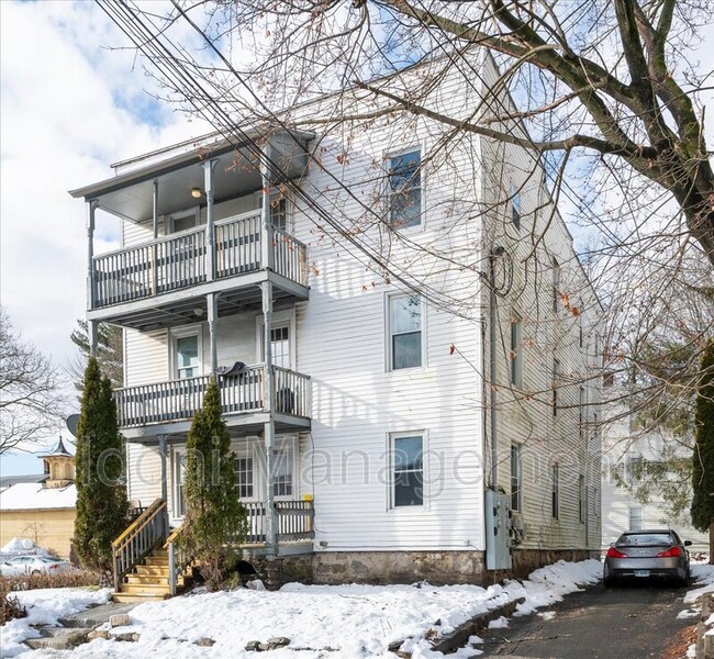 Building Photo - 13 Greenwoods Ave