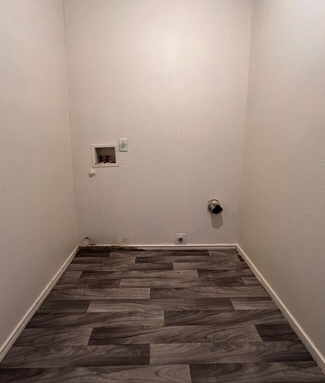 Building Photo - Winter Special! Half off first months rent!!