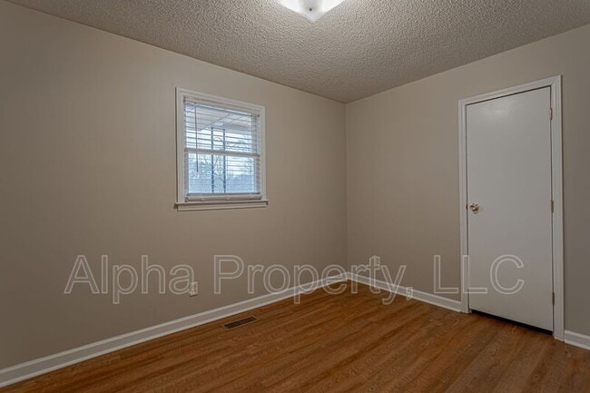 Building Photo - 30 Cox St