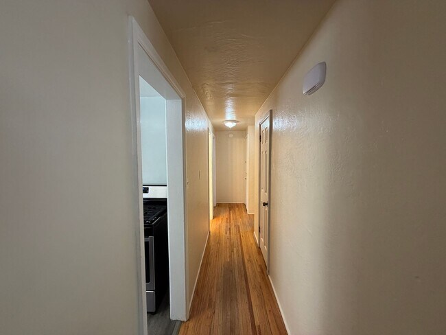 Building Photo - 2838 La Veta Dr