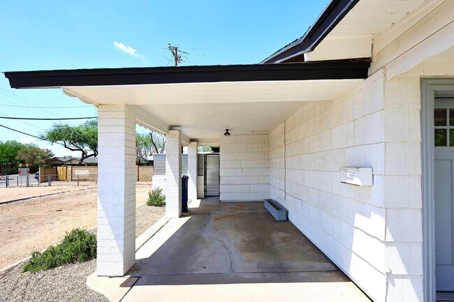 Building Photo - 716 W 11th St