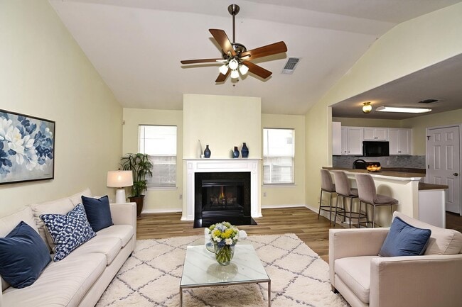 Building Photo - GREAT SINGLE STORY HOME  |  DECK REDONE CL...
