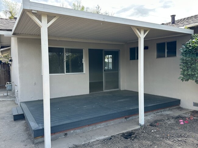 Building Photo - 1613 Carnation Ct