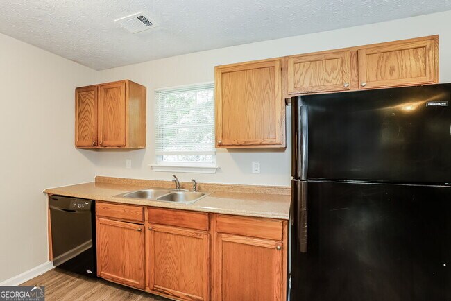 Building Photo - 6125 Pineneedle Dr SW
