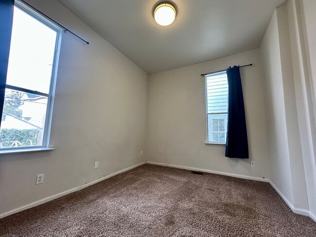 Building Photo - 2 BED | 1 BATH | BACKYARD | EASTSIDE (Anderson and E 31st)