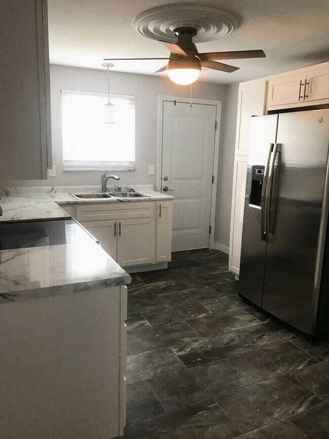 Building Photo - Pet Friendly Renovated One Bedroom