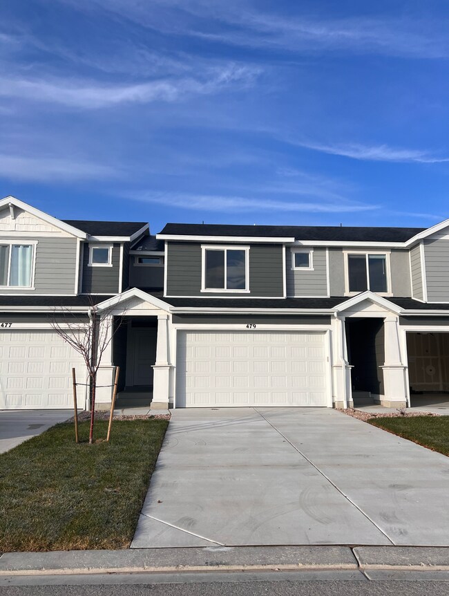 Building Photo - Beautiful Three Bedroom Home
