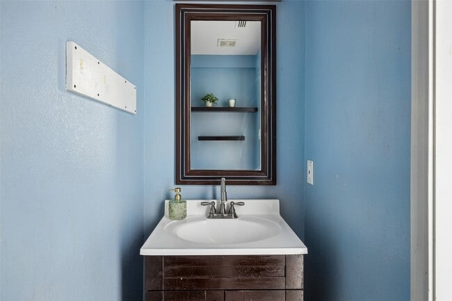 Building Photo - 320 S Mesa Verde Way