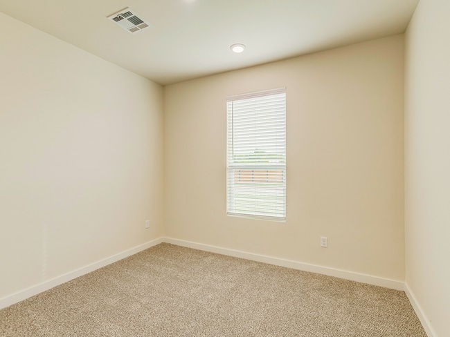 Building Photo - Captivating 3-Bed, 2-Bath Home in Charming...