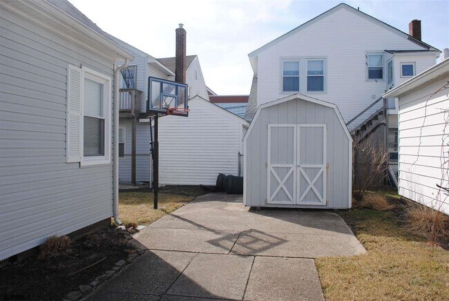 Building Photo - 110 N Gladstone Ave