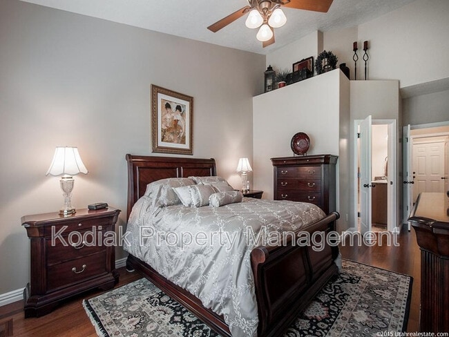 Building Photo - 637 Edgewood Dr