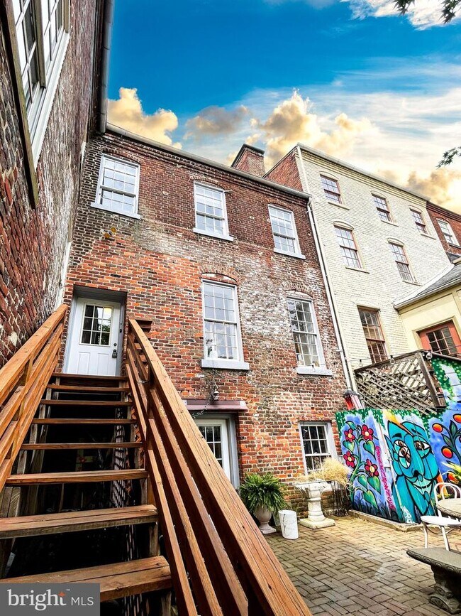 Building Photo - 703 Caroline St