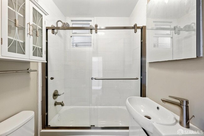 Building Photo - 370 Frederick St