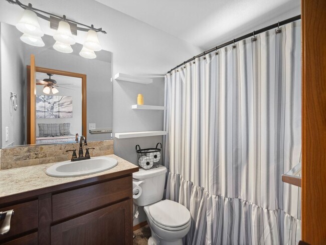 Building Photo - Beautiful home 5MILE/Big Yard & Garage (Furnished)