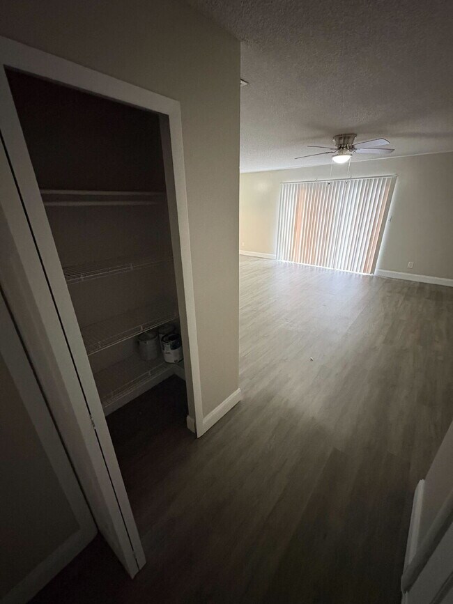 Building Photo - Stylish Remodeled 1BR Condo with Pool & Low HOA – Ideal Winter Park Investment