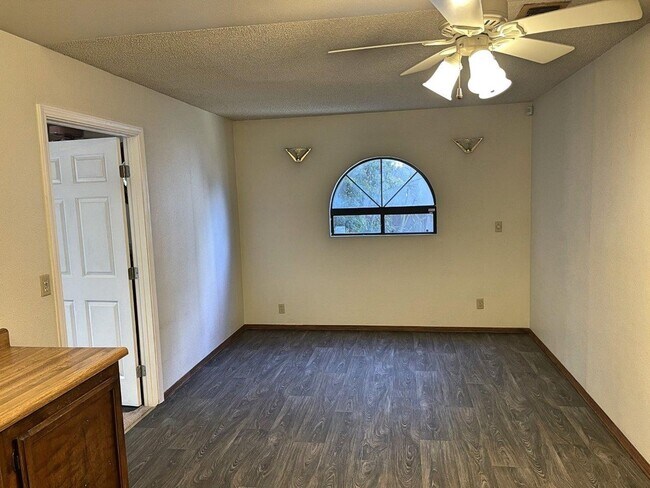 Building Photo - 3 Bedroom 2 Bath w/ Spa Room Suisun *Star ...