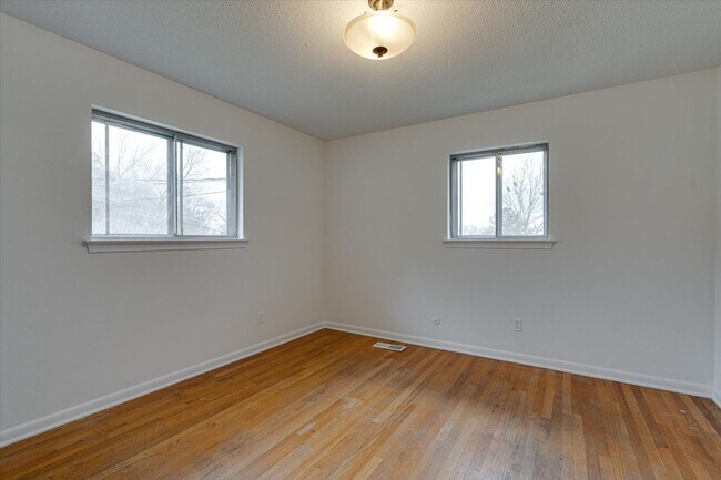 Building Photo - 3 bedroom, 1.5 Bathroom for rent!