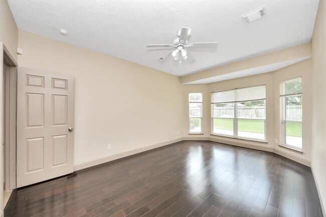 Building Photo - 2030 Winding Hollow Dr