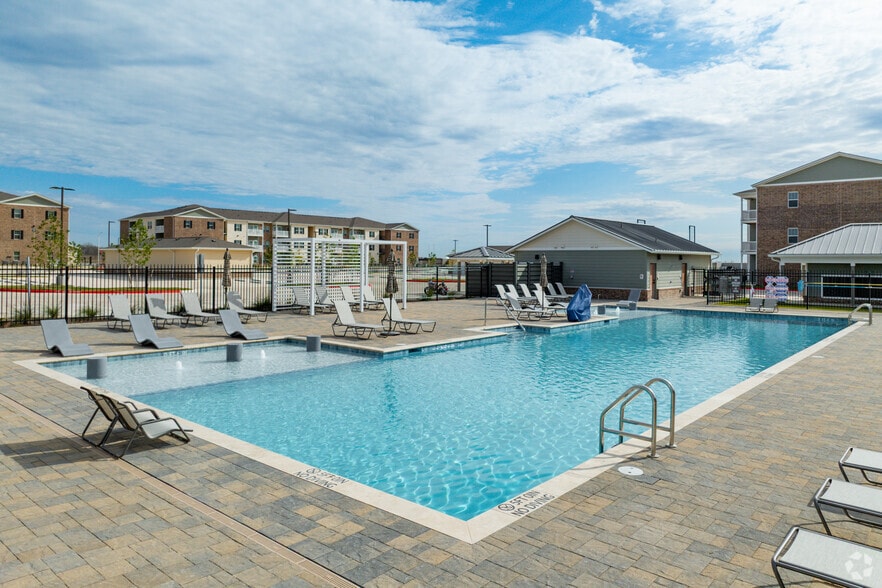 Pool - Whispering Pointe Apartments