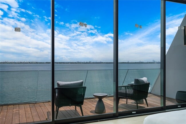 Building Photo - 1369 N Venetian Way