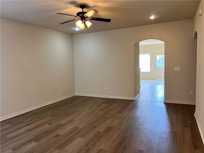 Building Photo - 930 Kensington Dr