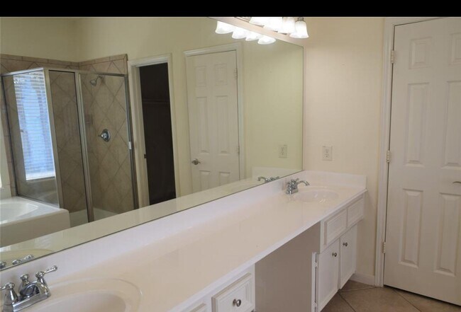 Building Photo - 803 Lazy Springs Ln
