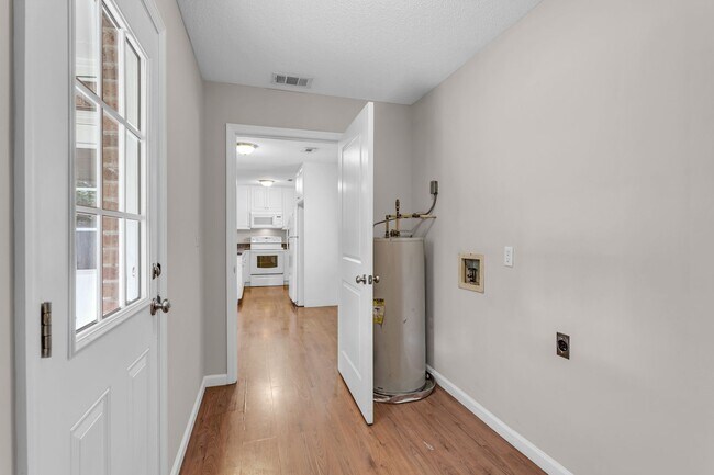 Building Photo - 3 Bedroom 2 Bathrooms in Piercfield Forest - Richmond Hill