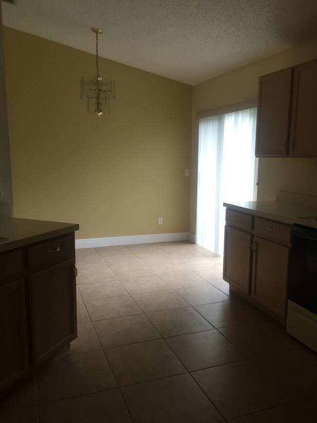 Building Photo - Quaint 3/2 Home Near Waterford Lakes