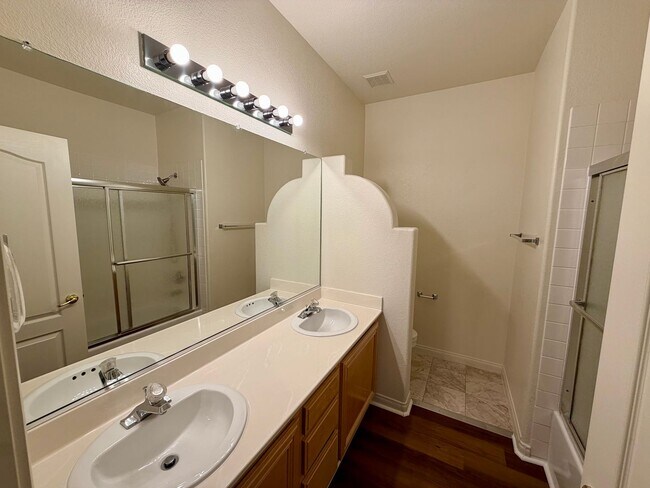 Building Photo - Lovely, large 4 bedroom