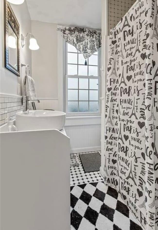 Building Photo - Stylish Victorian Home!