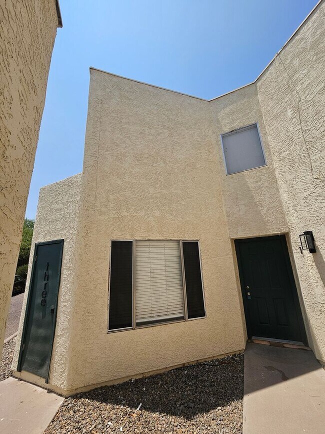 Building Photo - 1715 E Pepper Cir